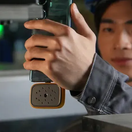 スマートフォンに検査機器を接続する様子