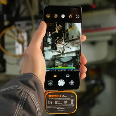 スマートフォンで設備を撮影する様子